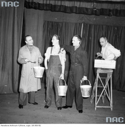Wojskowa czołówka teatralna " Lwowska Fala " - program pt. " Trzymaj fason ". Z lewej: Henryk Vogelfanger. Edynburg_02.10.1945 r.