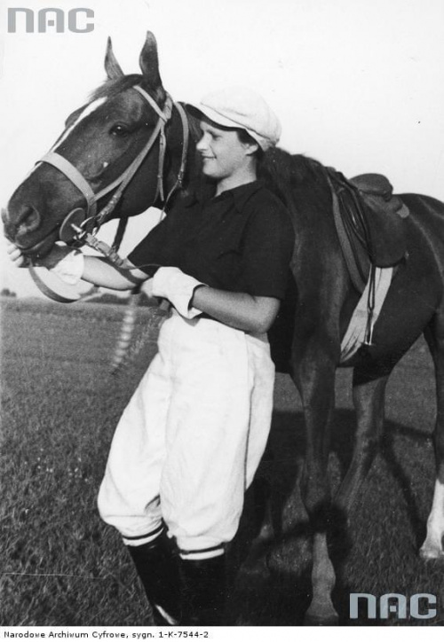 Irena Borowska, aktorka ( w stroju jeździeckim )_1939 r.