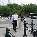 Paris - Arc de Triomphe - pan policjant