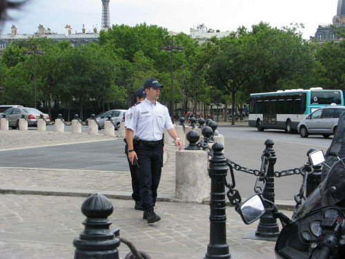Paris - Arc de Triomphe - pan policjant