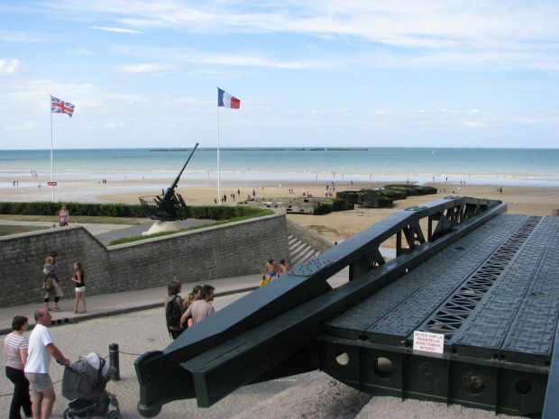 Arromanches-les-Bains widok na plażę gdzie usytuowany był sztuczny port