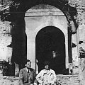 Aktorzy Maria Malicka i Zbigniew Sawan podczas podróży poślubnej w Rzymie ( zwiedzają miasto )_1930 r.