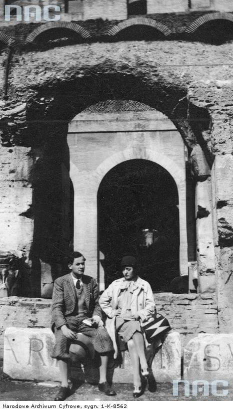 Aktorzy Maria Malicka i Zbigniew Sawan podczas podróży poślubnej w Rzymie ( zwiedzają miasto )_1930 r.