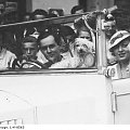 Aktorzy Maria Malicka i Zbigniew Sawan w samochodzie ze swoimi psami. Kalisz_1935 r.