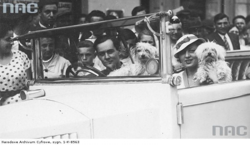 Aktorzy Maria Malicka i Zbigniew Sawan w samochodzie ze swoimi psami. Kalisz_1935 r.