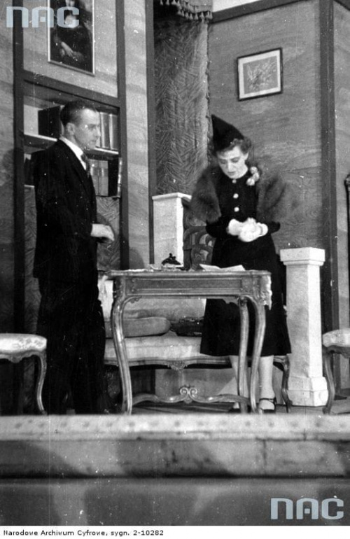 Aktorka Maria Malicka ( z prawej ) w jednej ze scen spektaklu w Teatrze Powszechnym w Krakowie_1939-1943 r.