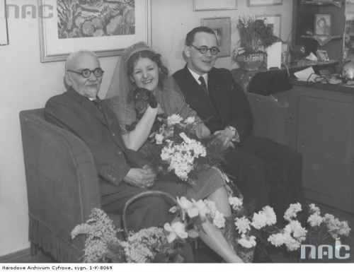 Aktorka Anna Jaracz w towarzystwie męża Maksymiliana Mórkiewicza i swojego dziadka Jana Jaracza po ceremoni ślubnej_1936-1939 r.