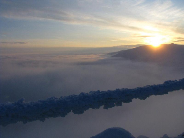 Wschód słońca nad Śnieżnymi Kotłami_widok od Szrenicy_2 #Karkonosze #góry #zima #śnieg #Szrenica #ŚnieżneKotły #WschódSłońca