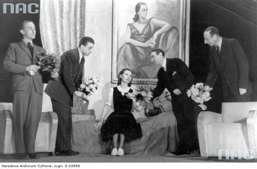 Aktorzy od prawej: Józef Orwid ( 2. od prawej ), T. Żelski ( 1. od prawej), od lewej: M. Śląski, Kazimierz Pawłowski, M. Kaniewska w rewii " Maj, gaj i raj " w scenie ze skeczu " Główny los " w Teatrzyku Rewiowym w Warszawie_04.1943 r.