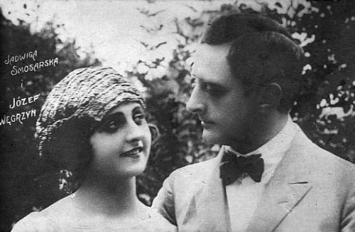 Aktorzy Józef Węgrzyn i Jadwiga Smosarska, zdjęcie z filmu " Tajemnica przystanku tramwajowego "_1922 r.