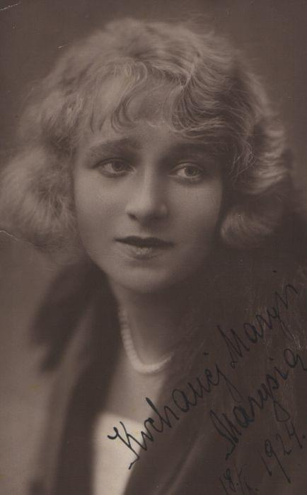Maria Modzelewska, aktorka ( ur. 15 kwietnia 1903 r. w Sosnowcu, zm. 25 września 1997 w Skolimowie koło Warszawy )