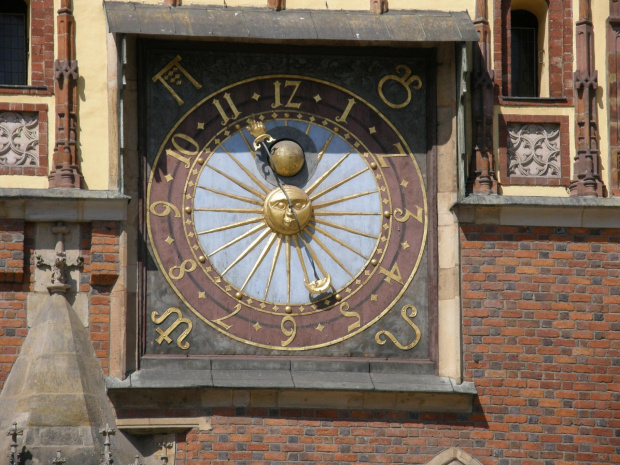 piękny zegar wrocławskiego ratusza