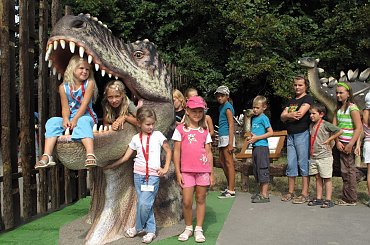 Głowa Gigantozaura pozerająca dzieciaki / www.parkjurajski.net #ChataZPiernika #ChatkaZPiernika #DomNaKurzejNodze #Pinokio #Czarownica #BabaJaga #Rzepka #Dinozaury #Dinozaur #Bajka #Bajki #BajkowaKraina #PodŻaglami #Rybnik #ParkJurajski #DinoPark