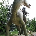Deinonych polujący na Iguanodona www.parkjurajski.net #ChataZPiernika #ChatkaZPiernika #DomNaKurzejNodze #Pinokio #Czarownica #BabaJaga #Rzepka #Dinozaury #Dinozaur #Bajka #Bajki #BajkowaKraina #PodŻaglami #Rybnik #ParkJurajski #DinoPark