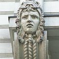 Łódź, rzeźba na kolumnie budynku, ul. Piotrkowska #Łódź