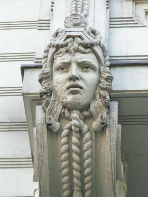 Łódź, rzeźba na kolumnie budynku, ul. Piotrkowska #Łódź