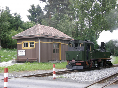 Lokomotywa kolei wąskotorowej na dworcu w kurorcie Jonsdorf #Niemcy #Jonsdorf #KolejWąskotorowa