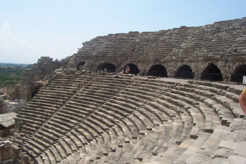 Amfiteatr na 12 tys osób, z tego oblicza się, że w okresie świetności Side zamieszkiwało do 100 tys. osób. Starożytne miasto tam jest. Wszędzie, na ruiny można natknąć się wszędzie, a morze koło portu nadal wyrzuca antyczną ceramikę i skorupy.