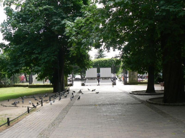Widok na Główne wejście do Parku , z lewej strony linia w łuk wyłożona kamieniami ... mówiąca , że w tym miejscu można karmić ptaki #Parki