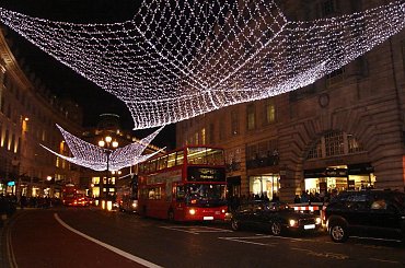 Dekoracje na ulicach Londynu:) #święta #światełka #Noc