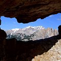 świat widziany przez okienko (najczęściej z głębi jaskini albo sztolni) - tu widok z Tofane na Cristalllo #Dolomity #Tofane #Cristallo