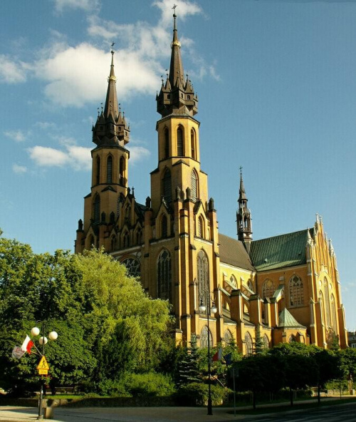 Radomska katedra wybudowana w latach 1898 - 1918 nawiązująca do gotyku francuskiego. #katedra #kościół #neogotyk #gotyk #Radom #wieża #przypora #architektura #witraż #rozeta