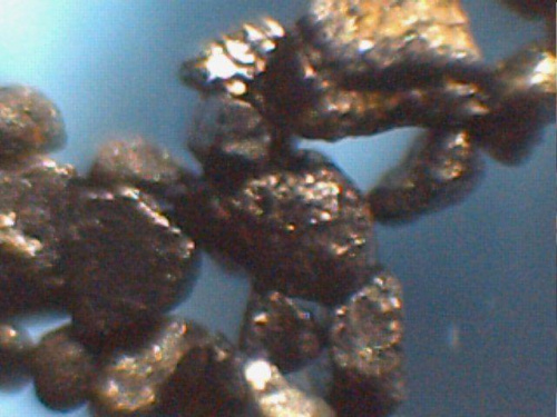 Zdjęcia mikroskopowe magnetytu z piasku plażowego.