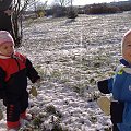 Aga i Ania - pierwszy spacer na śniegu