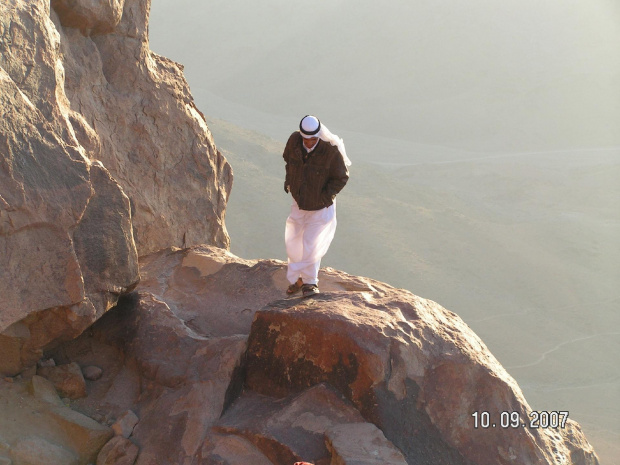 Arabski turysta w ryzykownej eskapadzie na grań Góry Mojżesza.