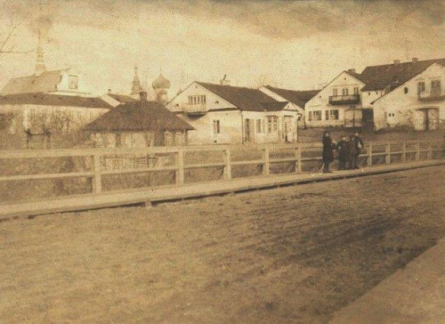 Widok z dawnej ul. Mostowej (ob. Staszica) na stajnie karczm Kozackiego Rogu #StaryHrubieszów #KozackiRóg #Zajazdy