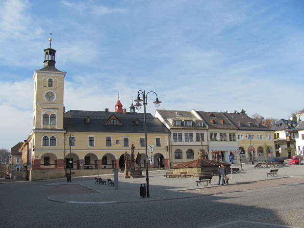 Ratusz i rynek w Jilemnicach w czeskich Karkonoszach #czechy #Jilemnice #ratusz