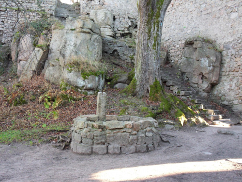Studnia na dziedzińcu ruin zamku Bolczów w Rudawach Janowickich. Pierwsze wzmianki o nim pochodzą z 1375 r. Zbudowany z okolicznych skał granitowych. #JanowiceWielkie #Bolczów #zamek #ruiny