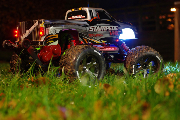 Traxxas Stampede VXL, czekam na bateie lipo i bedzie sunął ponad 100km/h :)