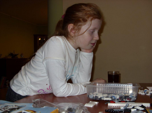 Weronika obserwuje tatę przy montażu LEGO.