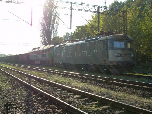 118 182 - 0 i (Ludmiła)BR232 stoją na bocznym torze na stacji Babimost(17 października 2010)