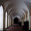 Święta Lipka-krużganek tj.długi korytarz okalający przeważnie wewnętrzny dziedziniec. Pełnił funkcję komunikacyjną. #zima
