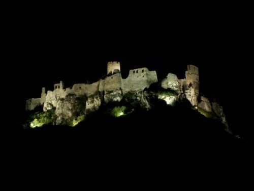 Zamek Spisski hrad na Słowacji nocą (04)