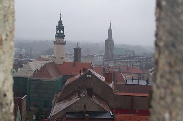 Spojrzenie na cztery wieże.Dwie wieże ratuszowe(jedna obecnego ratusza-w remoncie,druga starego ratusza zabudowana kamieniczkami-tret),wieża Trynitarska i wieża kościoła św.Trójcy.Widok z Baszty Brackiej. #Lubań #widok #BasztaBracka