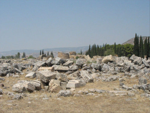 Pamukkale czyli wapienne tarasy i Heirapolis uzdrowisko rzymskie z początku naszej ery. Na mnie więkse wrażenie zrobiły ruiny miasta po których można swobodnie chodzić.