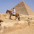 Piramidy w Gizie to trzy największe piramidy w Egipcie. Wszystkie mają kształt ostrosłupa na podstawie kwadratu. To największa z nich, Cheopsa, zbudowana ok. 2560 p.n.e. Ma podstawę o boku 227,0 m i wysokość 147,0 m #Egipt #egzotyczne #Giza
