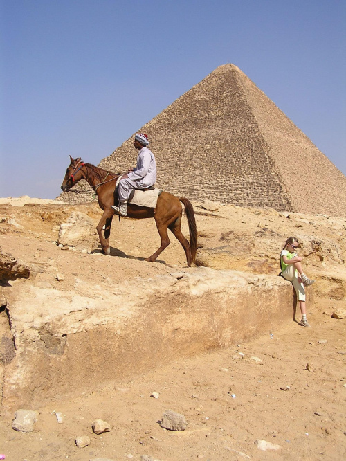 Piramidy w Gizie to trzy największe piramidy w Egipcie. Wszystkie mają kształt ostrosłupa na podstawie kwadratu. To największa z nich, Cheopsa, zbudowana ok. 2560 p.n.e. Ma podstawę o boku 227,0 m i wysokość 147,0 m #Egipt #egzotyczne #Giza