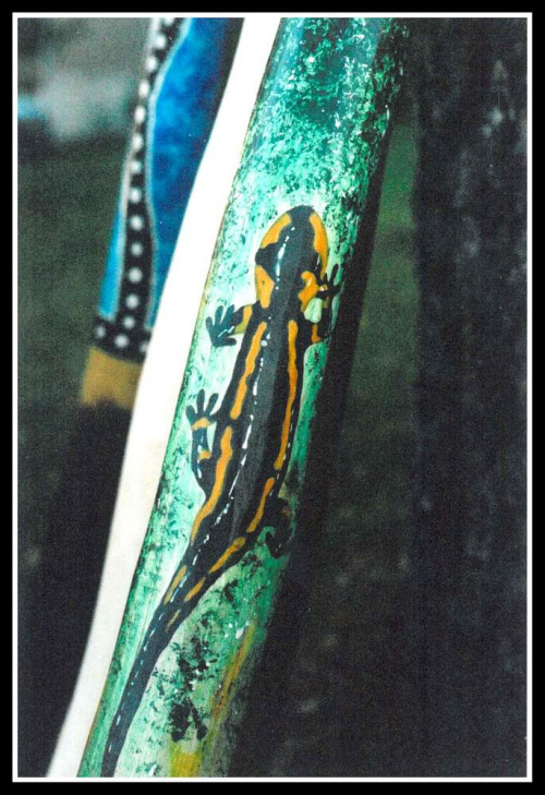 Didgeridoo ręcznie malowane - salamandra (zbliżenie)