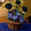 Słoneczniki i Niezapominajki #bibuła #dekoracje #hobby #KompozycjeKwiatowe #krepina #KwiatyZBibuły #MojePrace #pomysły #RobótkiRęczne