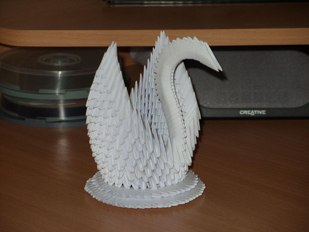 Mój łabądek, oczywiście wszystko z papieru, ponad 500 elemontów : #łabędź #łabądź #origami #ptak