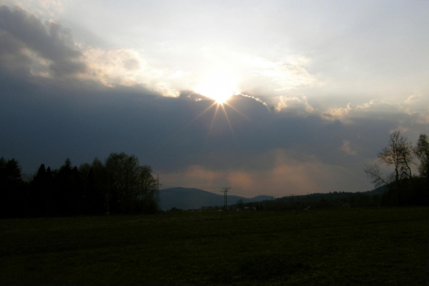 goniąca nas chmura znad Babiej Góry #chmura #słońce #zachód