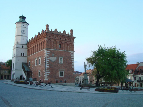 Rynek w Sandomierzu #Sandomierz #Polska #Rynek #kamienice #Ratusz #renesansans #kotwica #studnia