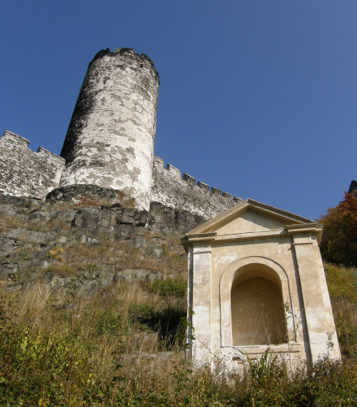 zamek czeskiego raju Bezdeś #ArchitekturaZabytki #barok #Bezdeś #Czechy #CzeskiRaj #jesień #zamki #wieże