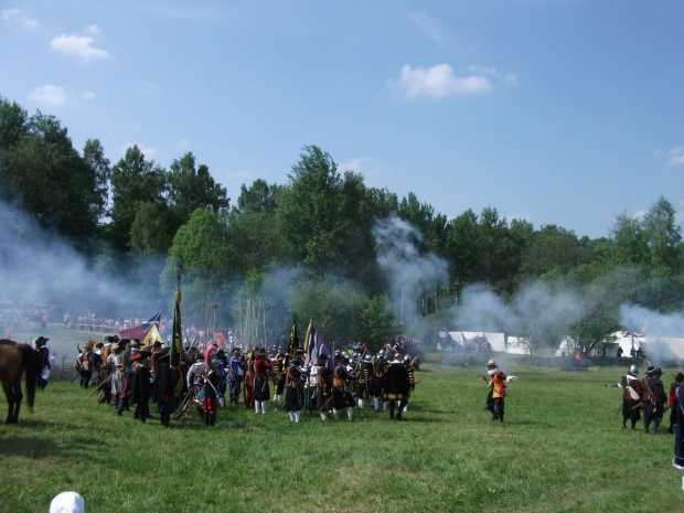 ....w roku 1626 Vallenstein zaproponował cesarzowi Ferdynandowi utworzenie armii, która miałaby walczyć z protestantami na północy i byłaby przeciwwagą dla armii księcia Tilly. Zdobyta wcześniej reputacja szybko teraz przyniosła efekty i wkrótce pod je...