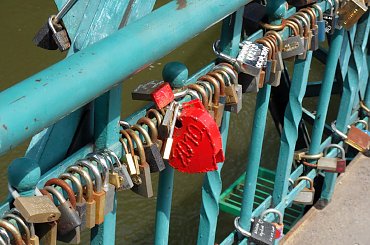 Czy to takie proste by utrzymać miłość zapiąć kłódkę na moście miłości we Wrocławiu i już na zawsze ?:)))..sądząc po ilości kłódek powinniśmy być szczęśliwym narodem :) #DolnyŚląsk #miasto #Wrocław