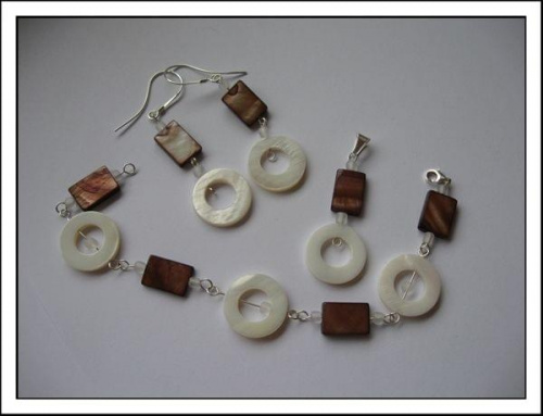 śliczny komplecik wisior, kolczyki i bransoleta srebro pr.925 wykonane z perłowych i brązowych koralików z masy perłowej